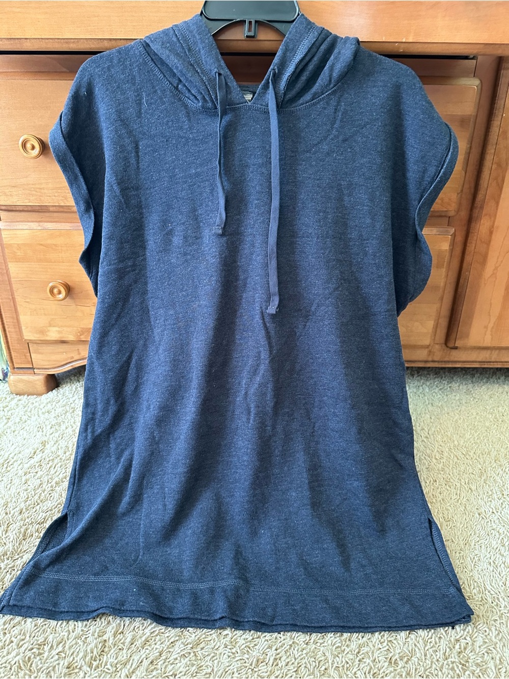 MONO B SLEEVELESS HOODED TOP